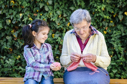 Couture et tricot, le savoir-faire des seniors