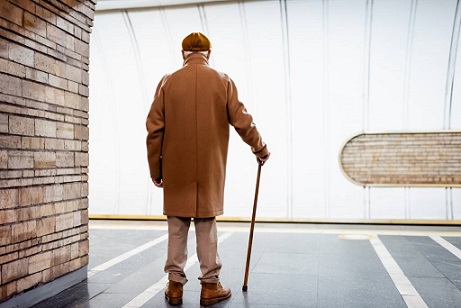 Senior et canne de marche