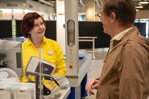 Femme senior employée chez IKEA