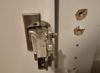 image_Refixer une charnière d'une porte de placard
