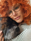 image_Femme sérieuse garde votre maison et animaux